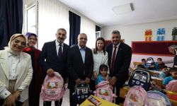 Dilovası'nda okula yeni başlayan miniklere kırtasiye malzemesi dağıtıldı