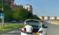Diyarbakır'da tehlikeli yolculuklar kamerada: Biri bagaj girdi, diğeri bagaj kapısında oturup ilerledi