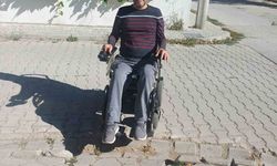 Engelli vatandaşlar bozulan kaldırımı kullanamıyor