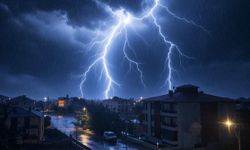Erzincan'da geceyi şimşekler aydınlattı
