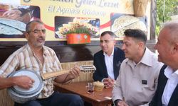 Eski futbolcu, AK Parti MKYK Üyesi Mesut Özil, Sakarya'da vatandaşlarla bir araya geldi