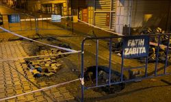 Fatih'te yağmur sonrası yol çöktü: Kamyon ve otomobil çukura girdi