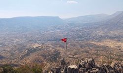 Gazeteci 2 bin rakımdaki Türk bayrağını yeniledi