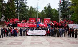 Gaziler ve gençler ellerindeki Türk bayraklarıyla omuz omuza yürüdü