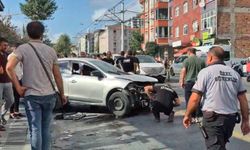 Güngören'de otomobil kaldırıma çıktı: 2 yayaya çarptı