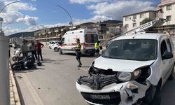 Hafif ticari araç ile çarpışan motosikletli ağır yaralandı
