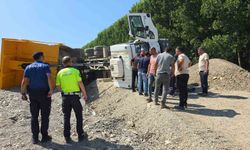 Hafriyat yüklü kamyon devrildi