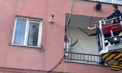 Hastaneye yatmamak için polise bıçak çekip direndi..