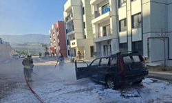 Hatay'da park halindeki otomobil alevlere teslim oldu