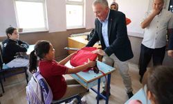 Honaz'da okul çantaları öğrencilere ulaşmaya devam ediyor