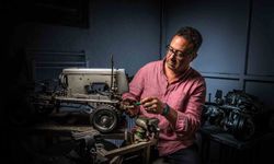 Hurda dikiş makinelerini sanat eserine dönüştürüyor