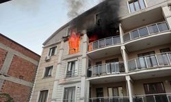Iğdır'da itfaiye erleri çevresi kapalı olan binadaki yangına güçlükle müdahale etti