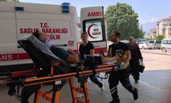 İnegöl'de iki otomobil kafa kafaya çarpıştı
