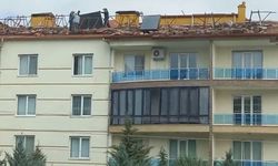 İş güvenliğine aldırmadan çatıda canlarını hiçe sayarak çalıştılar