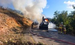 İskenderun'da iş makinesi alevlere teslim oldu