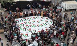 İsrail'in Gazze saldırılarında öldürülen 51 Filistinlinin kalıntıları Nuseyrat Kampı'nda defnedildi