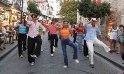 İzmir Aşkına Derneği'nden Çeşme Festivali'nde sürpriz gösteri