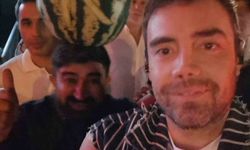 Kafasındaki karpuzla Murat Dalkılıç'la fotoğraf çektirdi