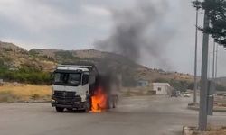 Kamyonda çıkan yangına beton mikserinden müdahale