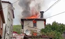 Kastamonu'da iki katlı ev alev alev yandı