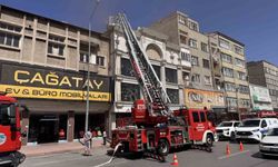 Kayseri'de avize imalathanesinin çatısında çıkan yangın söndürüldü