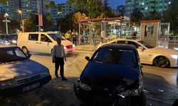 Kayseri'de otomobil tramvay durağına çarptı: 1 yaralı