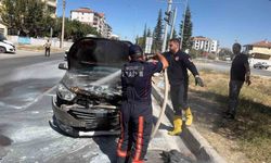 Kaza yapan hafif ticari araçta yangın çıktı