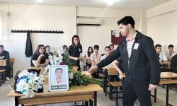 Kazada hayatını kaybeden Selçuk'un sırasına arkadaşları çiçek bıraktı