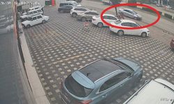 Kontrolden çıkan araç önce kamyonete, sonra park halindeki araçlara çarptı