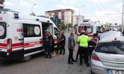 Kontrolden çıkan otomobil trambüs direğine çarptı: 2'si çocuk 4 yaralı