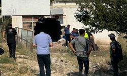 Kontrolden çıkan otomobil yol kenarında bulunan depoya girdi