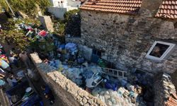 Kötü kokuların yayıldığı çöp evden 5 ton çöp çıkarıldı