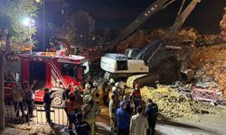 Küçükçekmece'de, kentsel dönüşüm kapsamındaki bina akşam saatlerinden kendiliğinden çöktü. AFAD ve itfaiye ekipleri, çöken binada tedbir amaçlı çalışma başlattı.