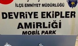 Küçükçekmece'de şüphe üzerine durdurulan araçtan silah ve çakar sistemi çıktı