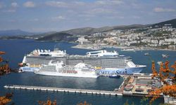 Kuşadası'na 2 kruvaziyerle 4 bin 694 turist geldi