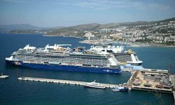 Kuşadası'na 2 kruvaziyerle 7 bin 818 turist geldi