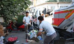 Kuşadası'nda sokağa hurda ve atık bırakanlara zabıta müdahalesi