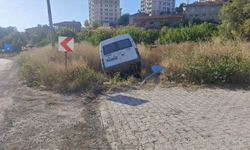 Malatya'da kontrolden çıkan minibüs şarampole devrildi: 2 yaralı