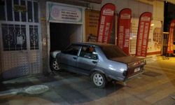 Malatya'da kontrolden çıkan otomobil dershaneye girdi