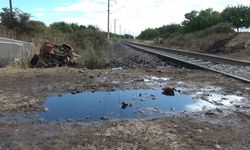 Malatya'da yük treni traktöre çarptı: İkiye bölünen traktörün sürücüsü yaralandı