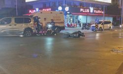 Manavgat'ta hafif ticari araç ile çarpışan motosikletli yaralandı