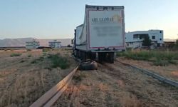 Mardin'de kontrolden çıkan tır boş araziye girdi