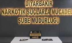 Midelerinde uyuşturucu taşıyan 2 kişi tutuklandı