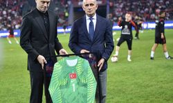 Milli takım kariyerini noktalayan kaleci Mert Günok'a veda