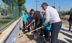 Minik eller ve yöneticiler kolları sıvadı, okulda tadilat yapıldı