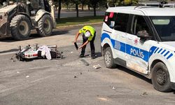 Motosiklet polis aracı ile çarpıştı: 2 yaralı