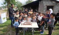 Muş'un uzak köylerinde çocukların kırtasiye sevinci
