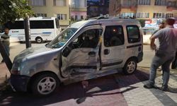 Niğde'de panelvan araç ve motosiklete çarpan hafif ticari araç, ağaca çarparak durabildi: 3 yaralı