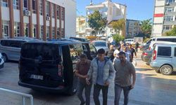 Okul çevresinde pompalı tüfekle yakalanan şüpheliler adliyeye sevk edildi