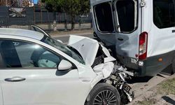 Otomobil minibüse arkadan çarptı: 4 yaralı